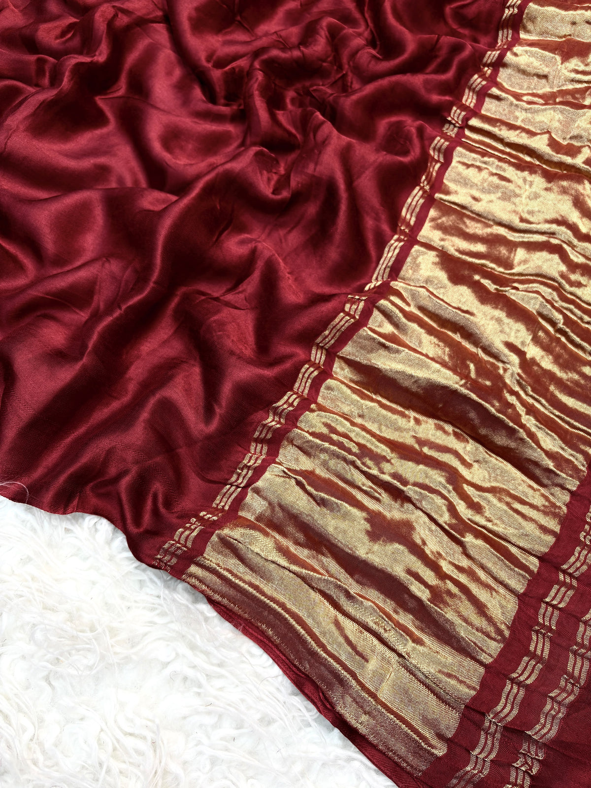Viscous saree with zari weaving pallu