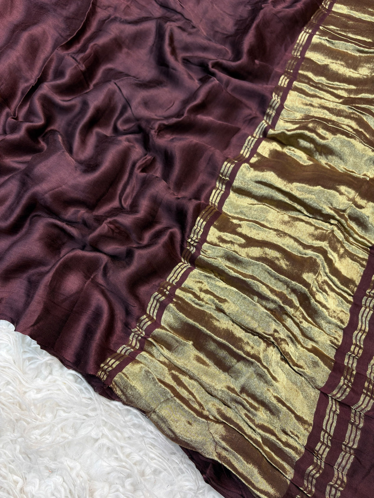 Viscous saree with zari weaving pallu